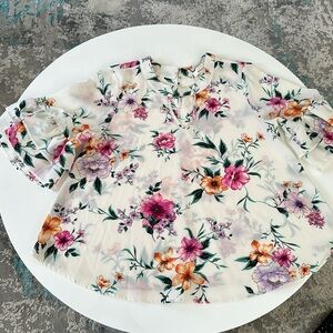 Urban Romantics women’s floral top with ruffled sleeves size small